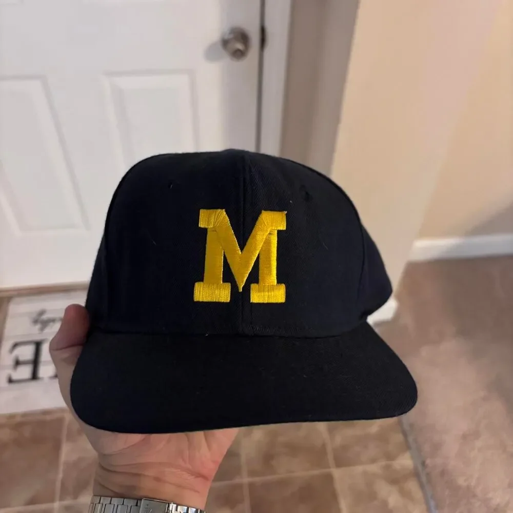 Vintage 1990s Michigan Wolverines navy SnapBack hat, OSFA, great shape!